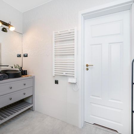 דירות לודז' Historic Studio - Top Location, Tram & Shops Nearby, Fabryczna - By Rentujemy מראה חיצוני תמונה