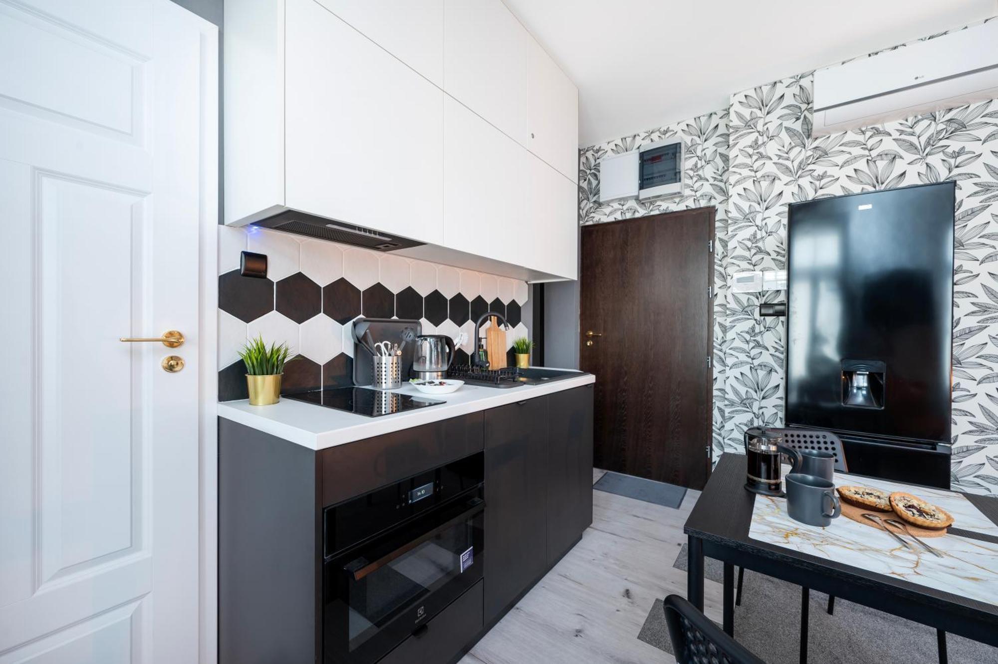 דירות לודז' Historic Studio - Top Location, Tram & Shops Nearby, Fabryczna - By Rentujemy מראה חיצוני תמונה
